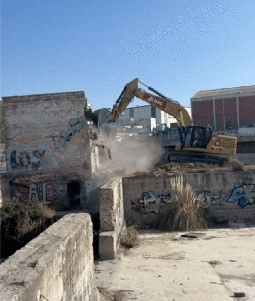 Demolición de las antiguas estructuras