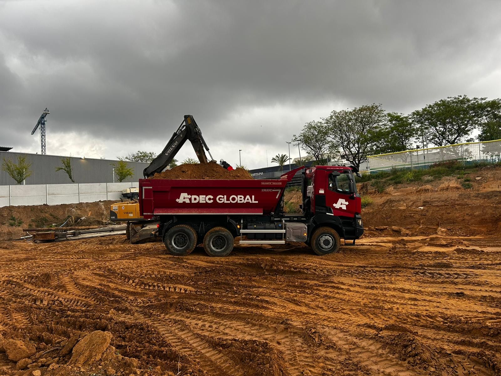 Camión de ADEC Global cargando tierras