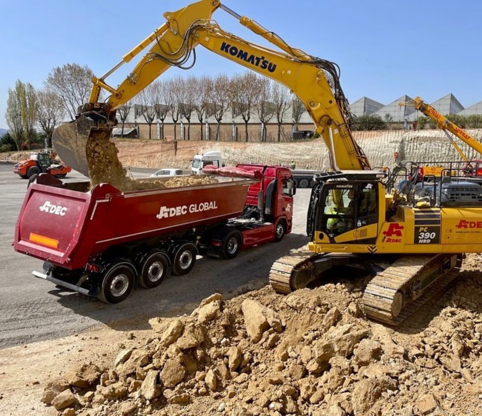 Carga de residuos de construcción y demolición en camión