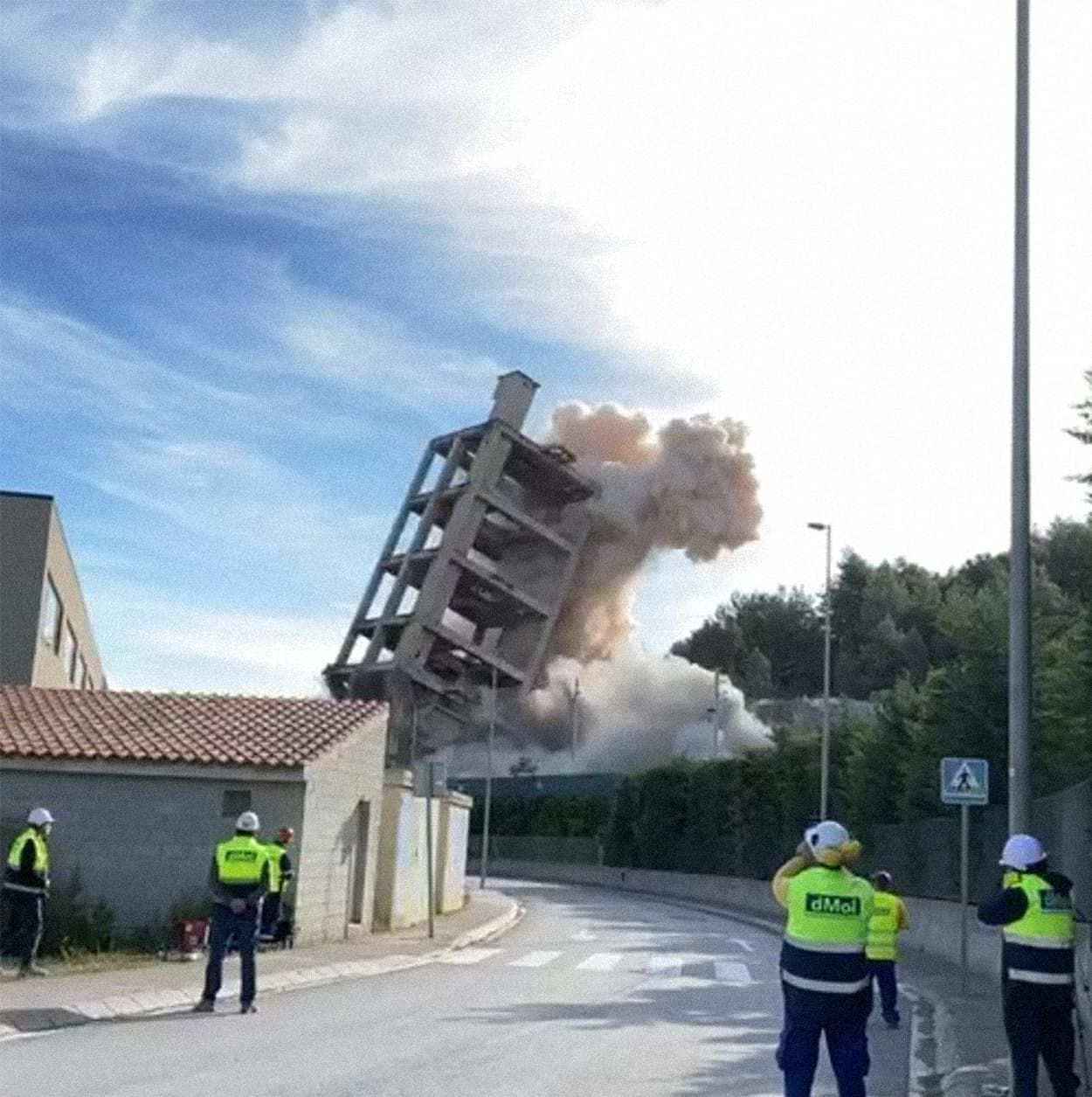 Demolición controlada de una estructura