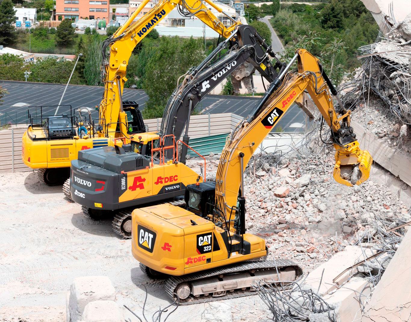 Demolición industrial con excavadoras giratorias
