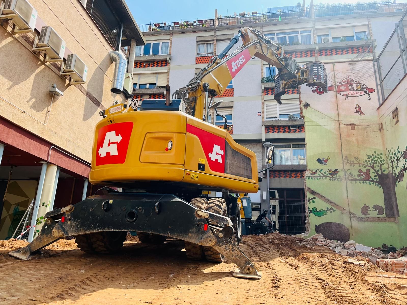 Derribo de edificio en entorno urbano