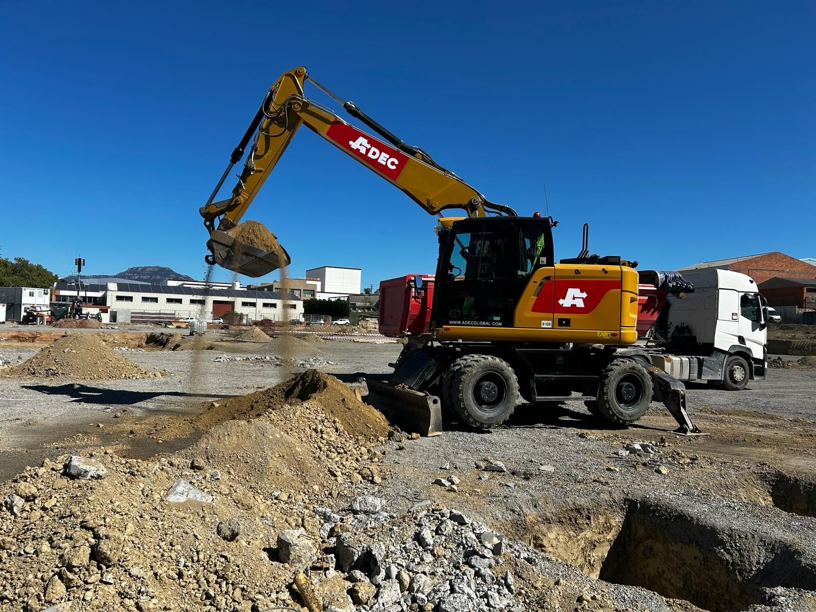 Excavadora de ruedas en obra