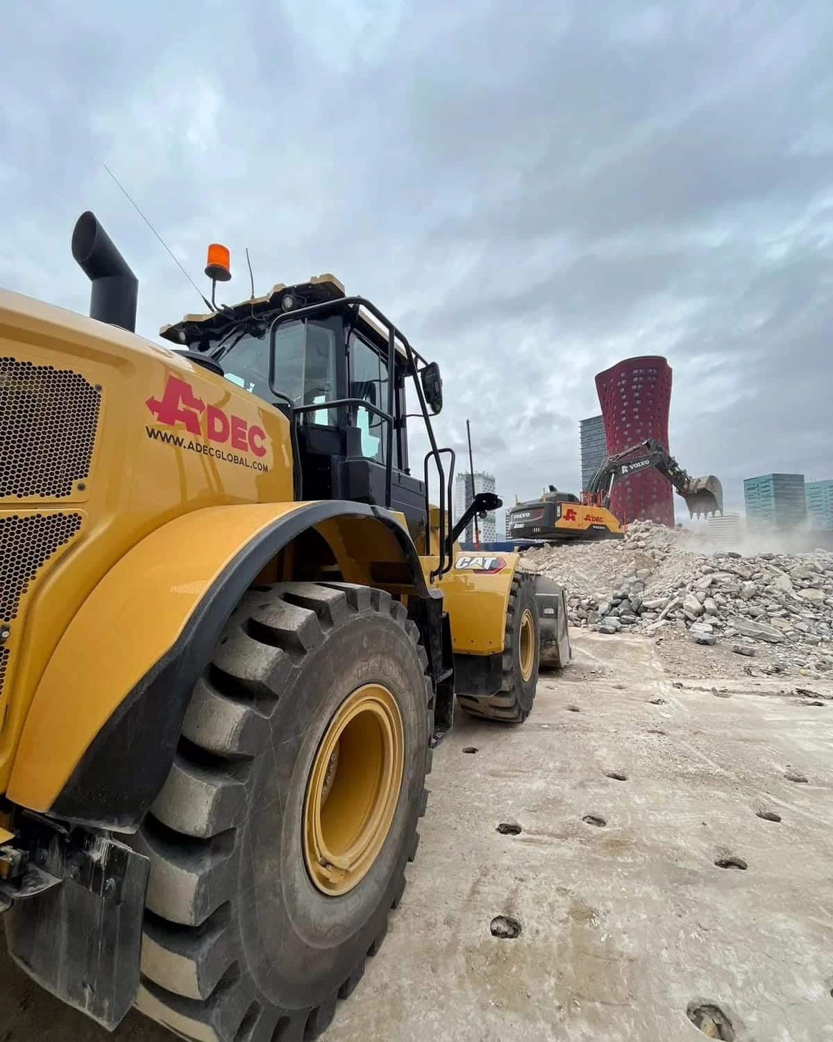 Pala cargadora en trabajos de demolición