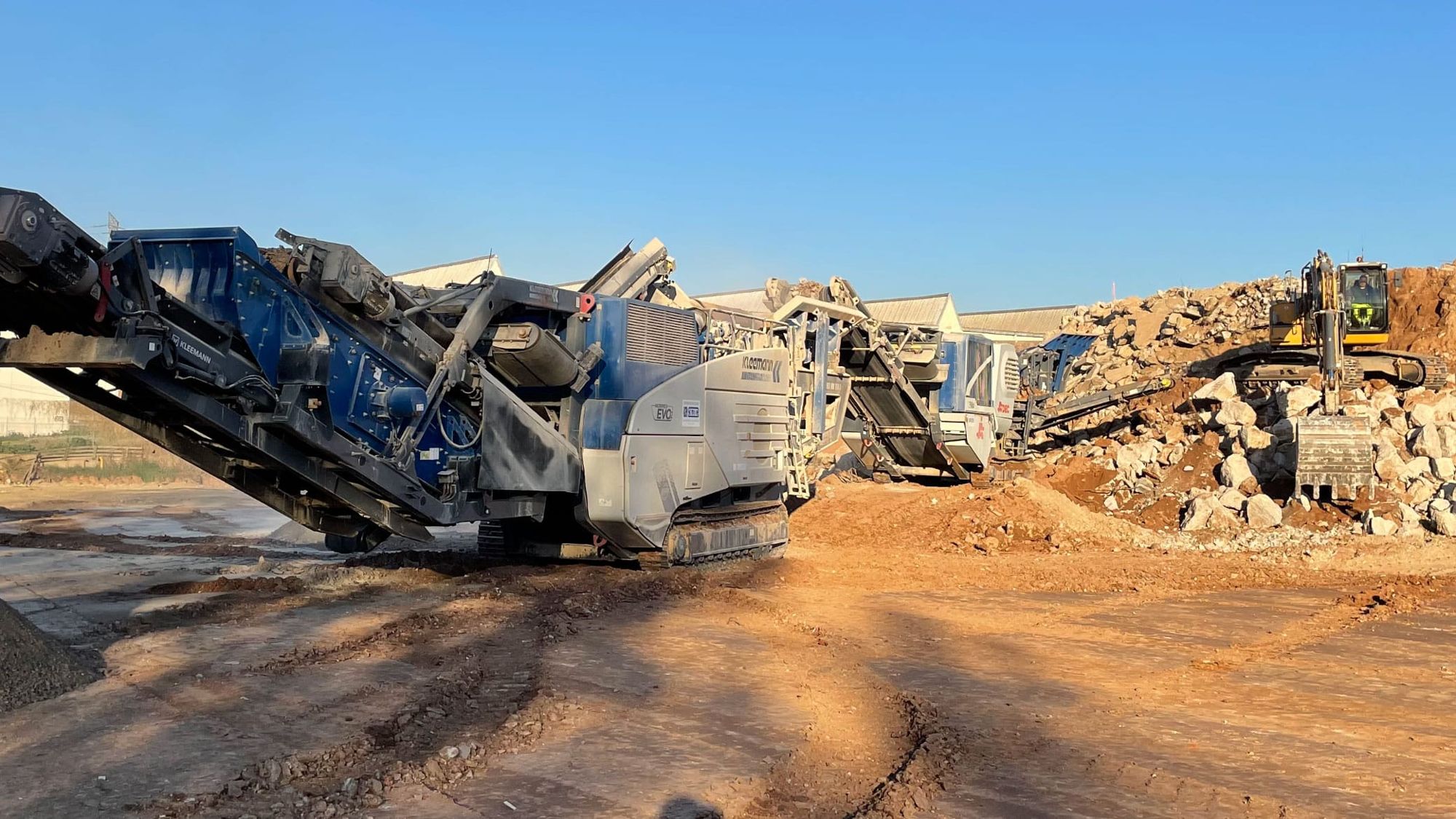 Trituradora móvil procesando residuos de construcción